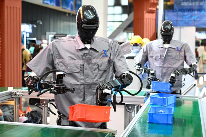 微軟揭最容易被 AI 取代 10 大職業　翻譯和銷售員最易失業　按摩師和維修工人最安全