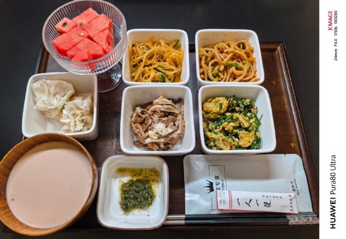 鴻蒙電動車服務中心   免費食飯每日不同款　余承東實試內蒙古宵夜