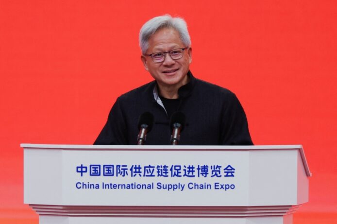 黃仁勳穿唐裝亮相中國   讚 DeepSeek 是 AI 革命 中國人工智能已達世界級