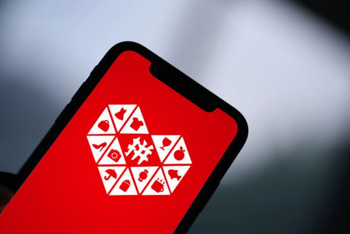 13 歲男童拼多多購煙霧彈　葵涌雍雅軒冒煙 300 人疏散