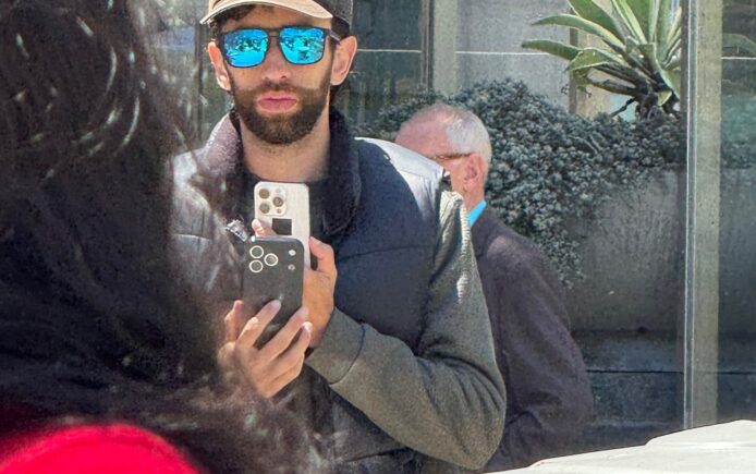 疑似 iPhone 17 Pro 原型機現身街頭　網民於洛杉磯拍下神秘裝置　遮擋式保護殼曝光新鏡頭排列