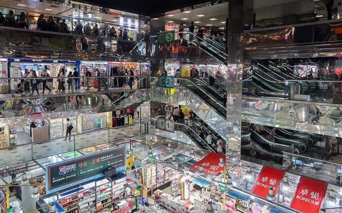 拼多多順豐合作終止造成混亂　葵涌廣場自提點 50 人大排長龍