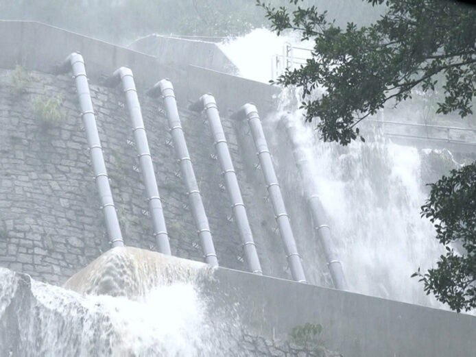 天文台回應黑雨爭議　稱本地生成暴雨難預測　鄭元中否認偏重港島