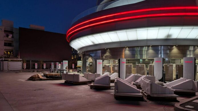 Tesla 餐廳洛杉磯傳 7月 21日開業　Optimus 機械人擔任侍應　車主邊睇戲邊快速充電