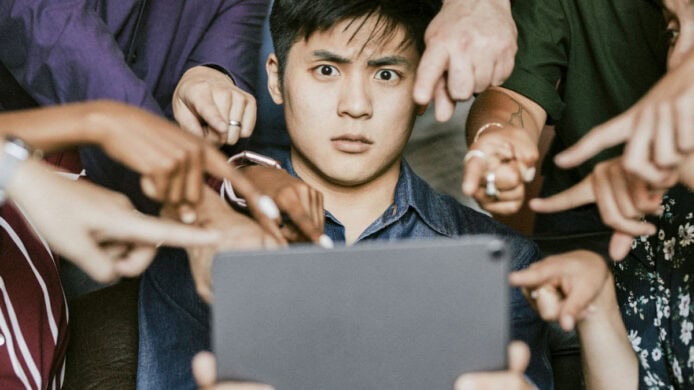 研究: 用生成 AI 易惹負面評價   AI 用戶易被同事視為懶惰無能