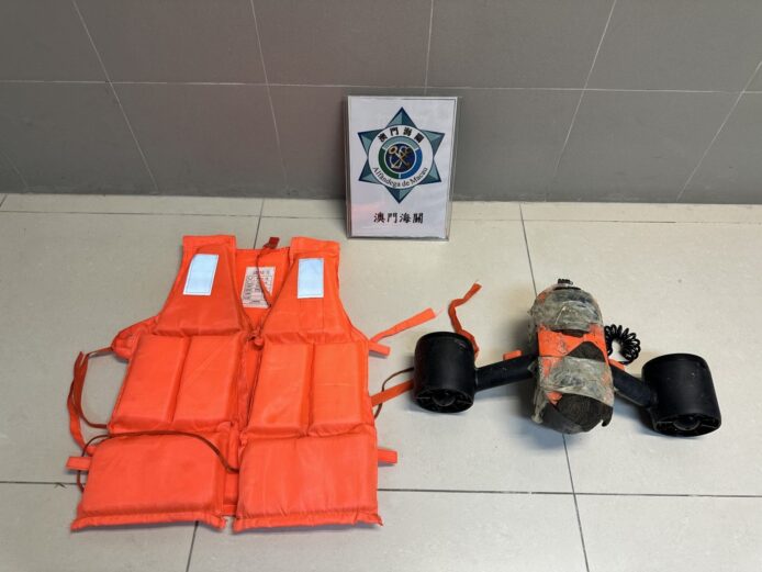 中國男子水下推進器偷渡澳門被截　海關針對新型偷渡執法見效　引入海域智能監控系統等技術