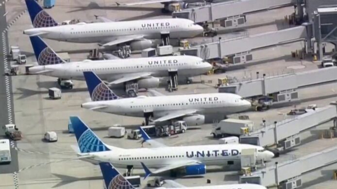 聯合航空系統故障全美停飛　告示版直稱「技術故障」  逾 400 航班延誤交通大混亂