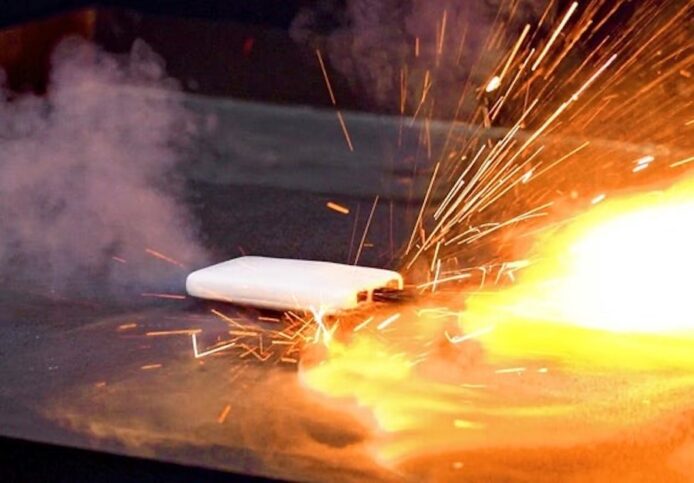 流動電源充電 突過熱兼發漲  嘗試放雪櫃降溫後冒煙  北海道酒店驚動消防