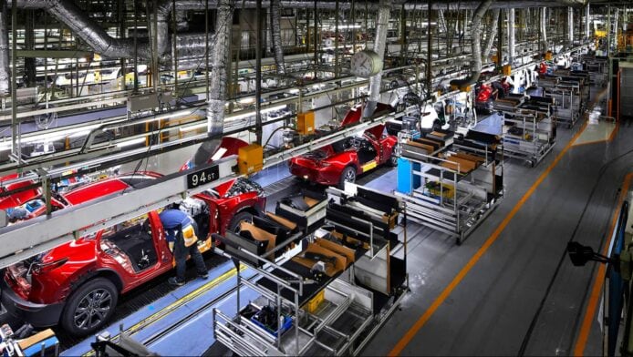 Toyota 舊電動車電池重生術 變身大型「尿袋」為 Mazda 廠房供電