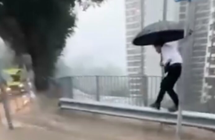 網民收 Whatsapp: 黑雨要返工  老闆：其他同事都返到 事主籲 Z 世代要整頓職場