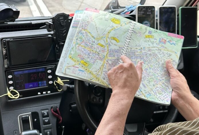 網民搭的士司機竟用實體地圖搵路　不用手機導航網民反應不一　「實體地圖資訊更實用」