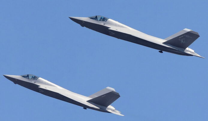 殲-35 戰機配「飛鯊」徽章現身彩排　專家稱已進入量產階段