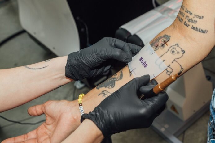 美國 AI 紋身機　實現「近乎無痛」體驗　執行人手無法完成的設計