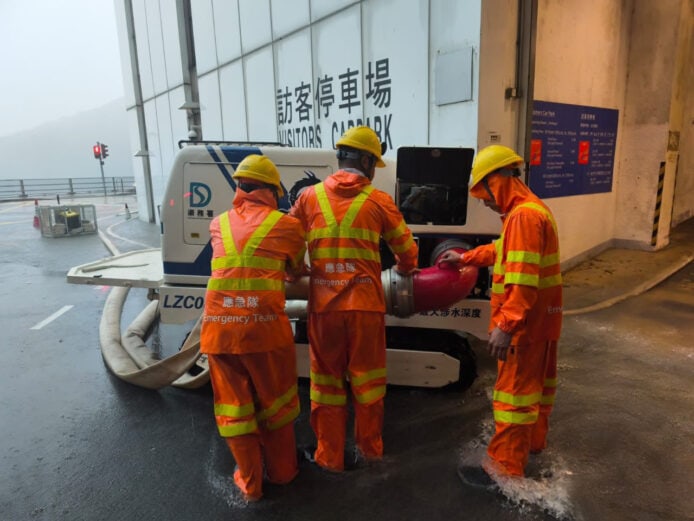 渠務署機械人「龍吸水」投入運作　緊急出動處理水浸　半小時內即可完成大部分清理任務