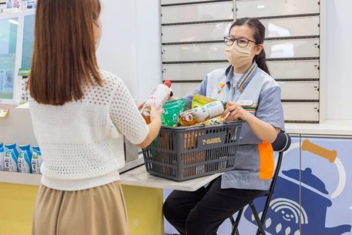 台灣 7-ELEVEN 導入收銀友善椅　員工可坐着處理收銀不用久站　即時翻譯平板給外籍員工