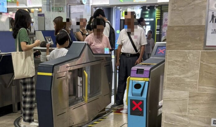 一人掃碼多人入閘引起誤會　實為 WeChat Pay 同行碼功能　每部手機最多 3 人同行