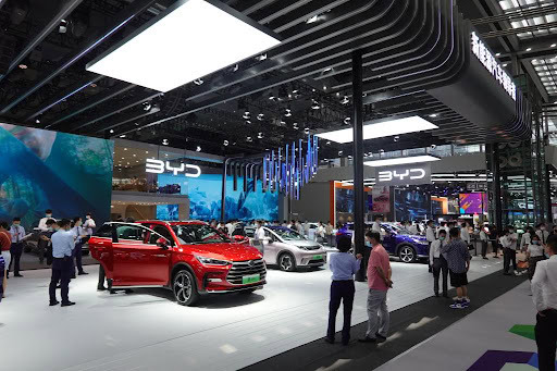 中國加強智能電動車規範　「輔助駕駛」不能當成「自動駕駛」  OTA 更新、駕駛監測更嚴格