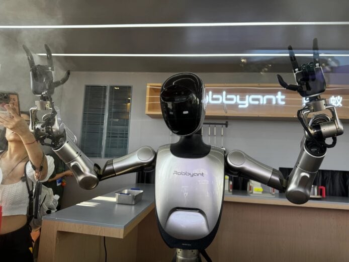 螞蟻集團推首款人形機器人 R1 金融巨頭跨足 AI 實體應用領域