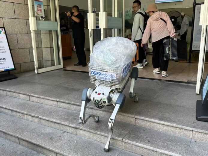 機械狗現身大學迎新　幫學生搬運重物　輕鬆上落樓梯