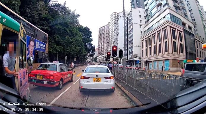 樺加沙吹交通燈指錯方向  小巴司機急下車  徒手轉回正常方向網民讚
