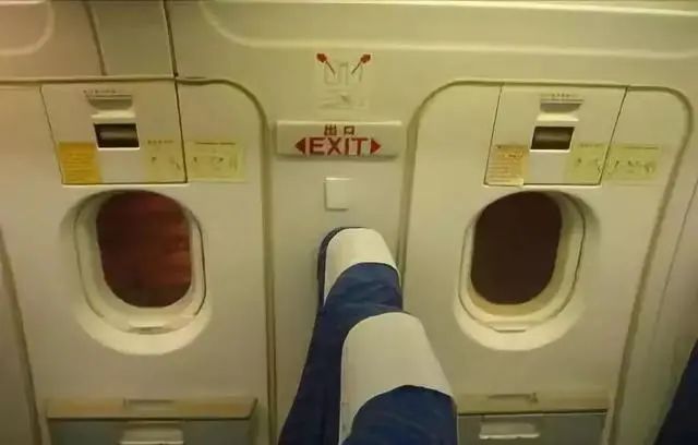 「以為是廁所門」誤開飛機應急艙門  法院判男子賠國航 8.4 萬元