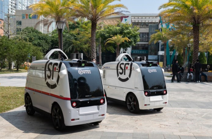 自動駕駛快遞車碾公路上曬花生   大媽無奈網友反讚「情緒穩定的駕駛員」