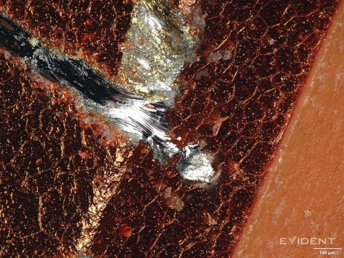 iPhone 17 Pro 易刮花問題分析　iFixit 顯微鏡下發現陽極氧化工藝缺陷　機背突起部分太尖銳易甩色