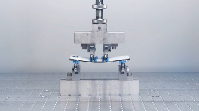 iPhone Air 彎曲終極測試   超薄設計通過 175 磅壓力考驗   避免重演 iPhone 6 彎機事件