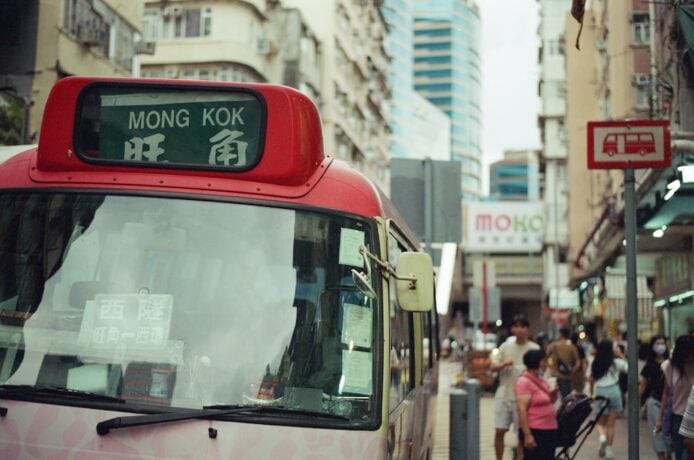 紅 Van 八達通機離奇失竊   報稱價值 1 萬元  警方翻查閉路電視追緝疑犯