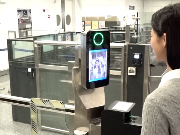 機場入境大堂推「容易飛e-道」　容貌識別快速入境　支援特區護照和回鄉證等證件