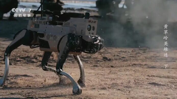 戰場上無人機,機械狗當先鋒   中國軍搶灘登陸演練   展示有人無人協同作戰