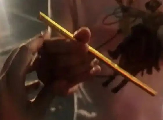 11萬製黃金飲管飲奶茶   意外遺失搞到報警   警員好心地氈式搜索找回