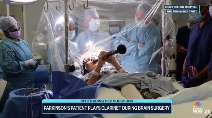 柏金遜症患者手術中吹單簧管　即時測試腦部刺激成效   英國醫院成功案例