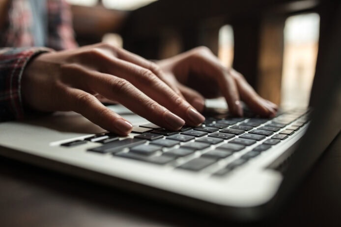 網上槍手用 AI 日產 30 篇論文  同一寫手橫跨多個毫不相關學科