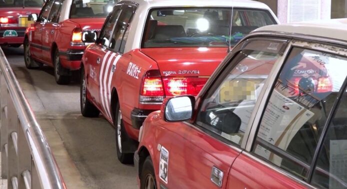 七旬的士司機不滿找 3 毫車資  向乘客辱罵粗言穢語   乘客改用八達通卻拒供收據