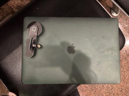 MacBook 巴西擋子彈救一命　逃離持械行劫被連開兩槍　擊中背包中的電腦未有穿透