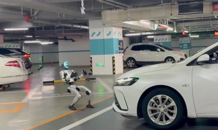 機械人成功拖動 1400kg 汽車   北京學院成功訓練人形機械人   展現人工智能新突破