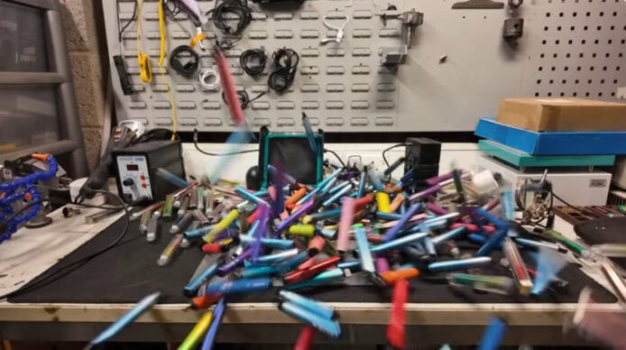 回收 500 支電子煙電池 打造家用電源牆供電 8 小時