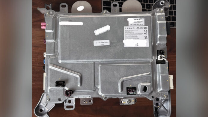 HW3 舊車主有望升級 AI4  Tesla 診斷工具解鎖電腦升級功能