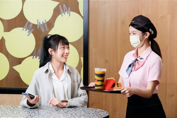 年輕人是否應用麥當勞送餐到桌   員工顧客兩極意見   員工: 1小時要上落樓梯20次