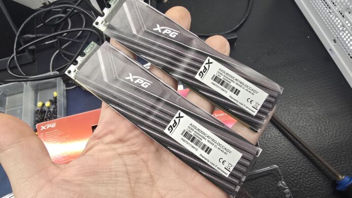 Amazon 現 DDR5 記憶體騙案   開箱驚現 DDR2 記憶體   覆蓋上貼紙當新貨賣