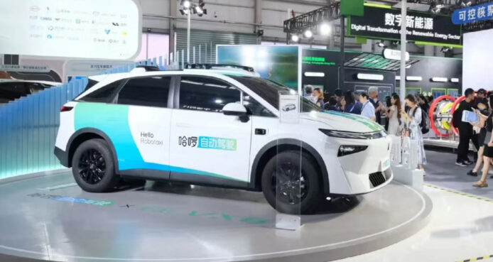 哈囉 L4 自動駕駛網約車撞傷行人    現場市民合力抬車救人