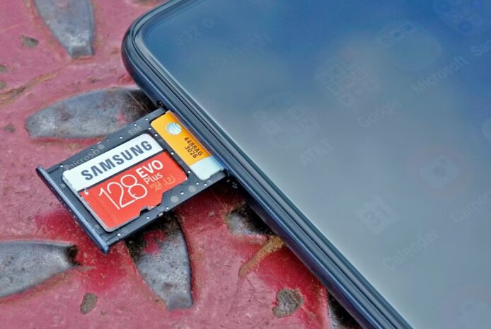 手機廠擬重推 microSD 卡槽   因 DRAM 價格飆升令成本受壓  消費者自行買卡升級容量