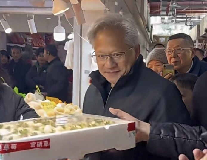 Nvidia 黃仁勳低調逛上海菜市場   親民購物派 600 元簽名利是