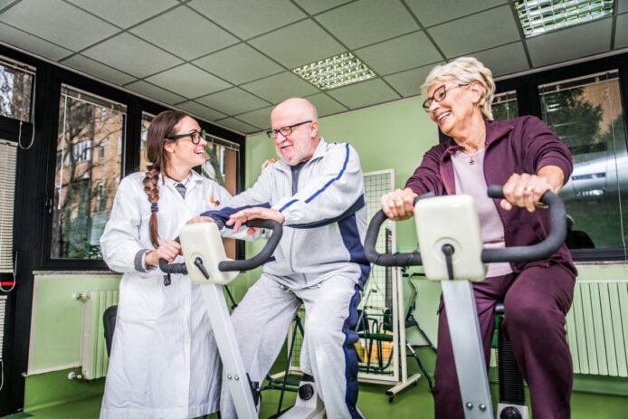 中高年肌力弱增認知障礙症風險 2.8 倍 研究證實上下肢肌力均為關鍵指標