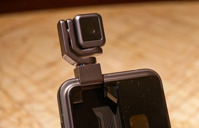 【CES 2026】Honor Robot Phone 實物近距離現身   電話彈出摺疊式雲台相機