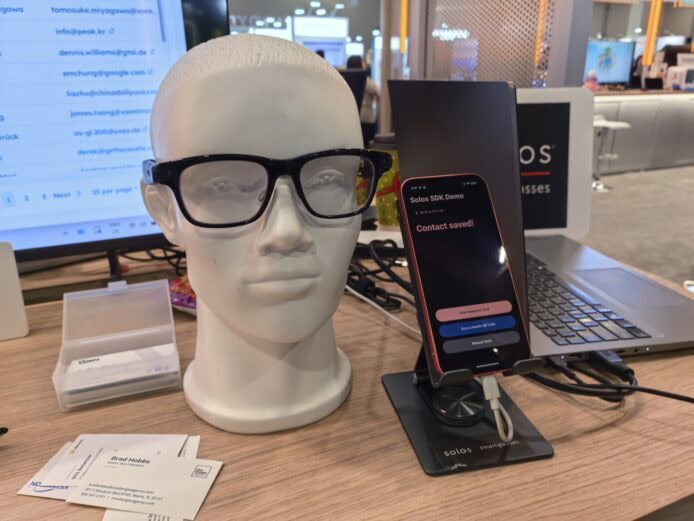 【CES 2026】Solos AirGo V2 商務智能眼鏡  1600 萬像素相機  結合 AI 自動辨識、文字 OCR