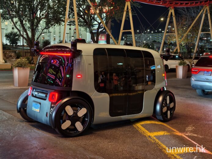 【CES 2026】Amazon Zoox 無人計程車路面行駛   無駕駛位置，全部乘客座位