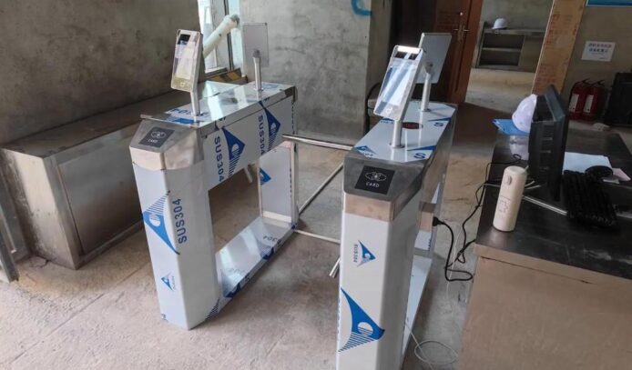 居民開門需等數十秒睇廣告   深圳住宅門禁淪廣告平台   物業管理公司：管不了