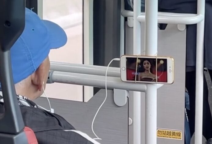 伯伯自製「巴士頭等位」  橡筋夾手機睇片展現生活智慧